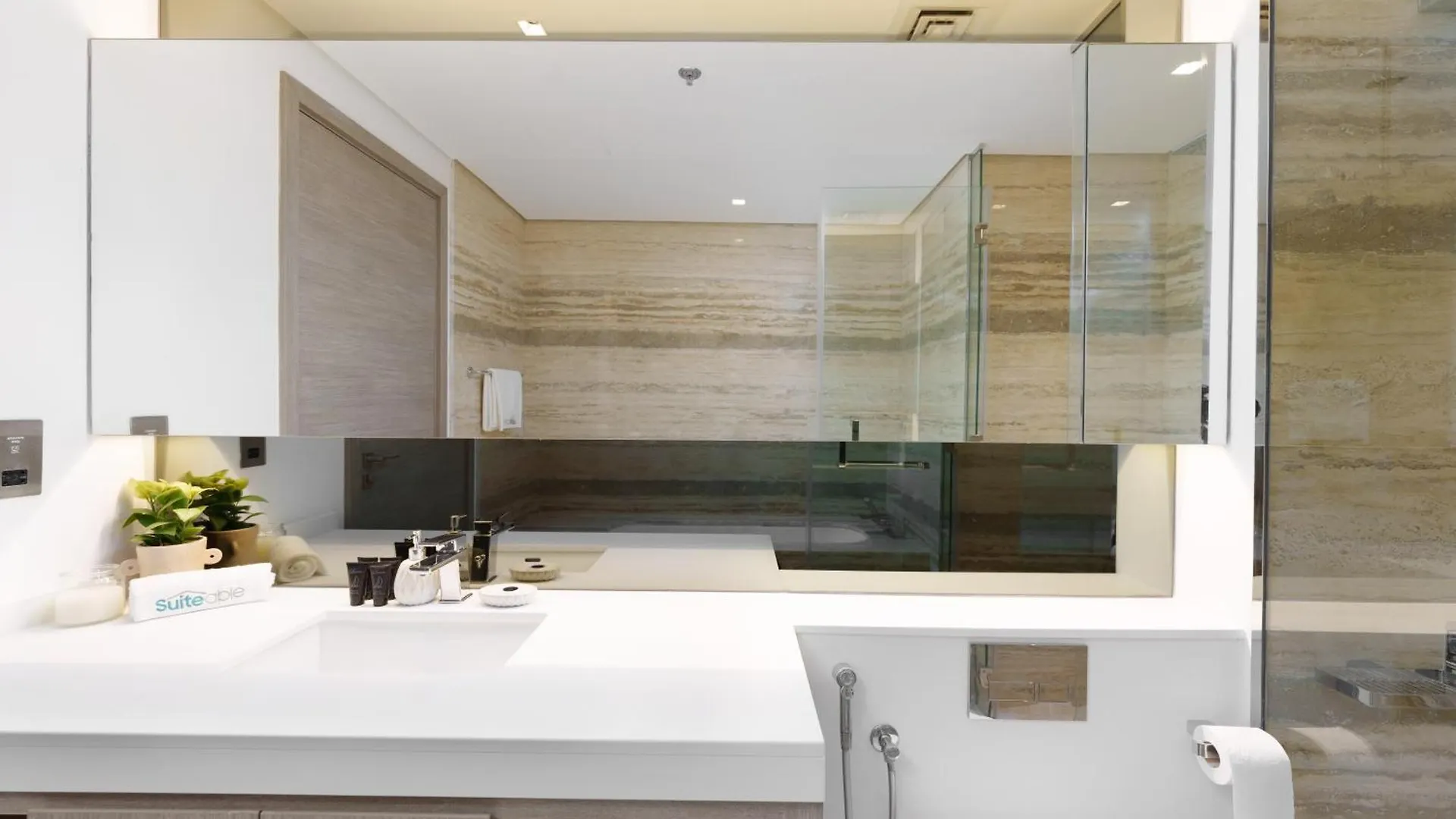 Apartment Business Bay Exquisite Living Experience-Suiteable Dubai